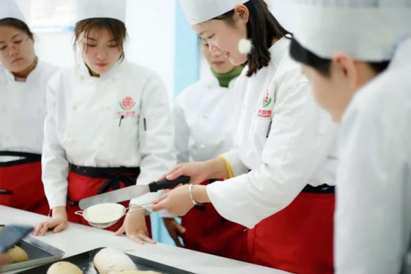 开好烘焙店怎样不赔钱，杜仁杰蛋糕培训学校指教