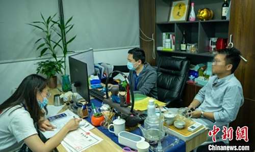 央視“3·15”晚會曝光成都一公司口碑操縱 記者深夜調(diào)查播