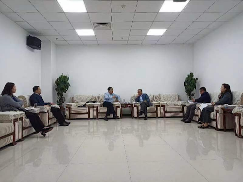 董事长到达南阳与市招商局长徐明、中车四方所长崔凤钊一行，就具体落地项目进行沟通。