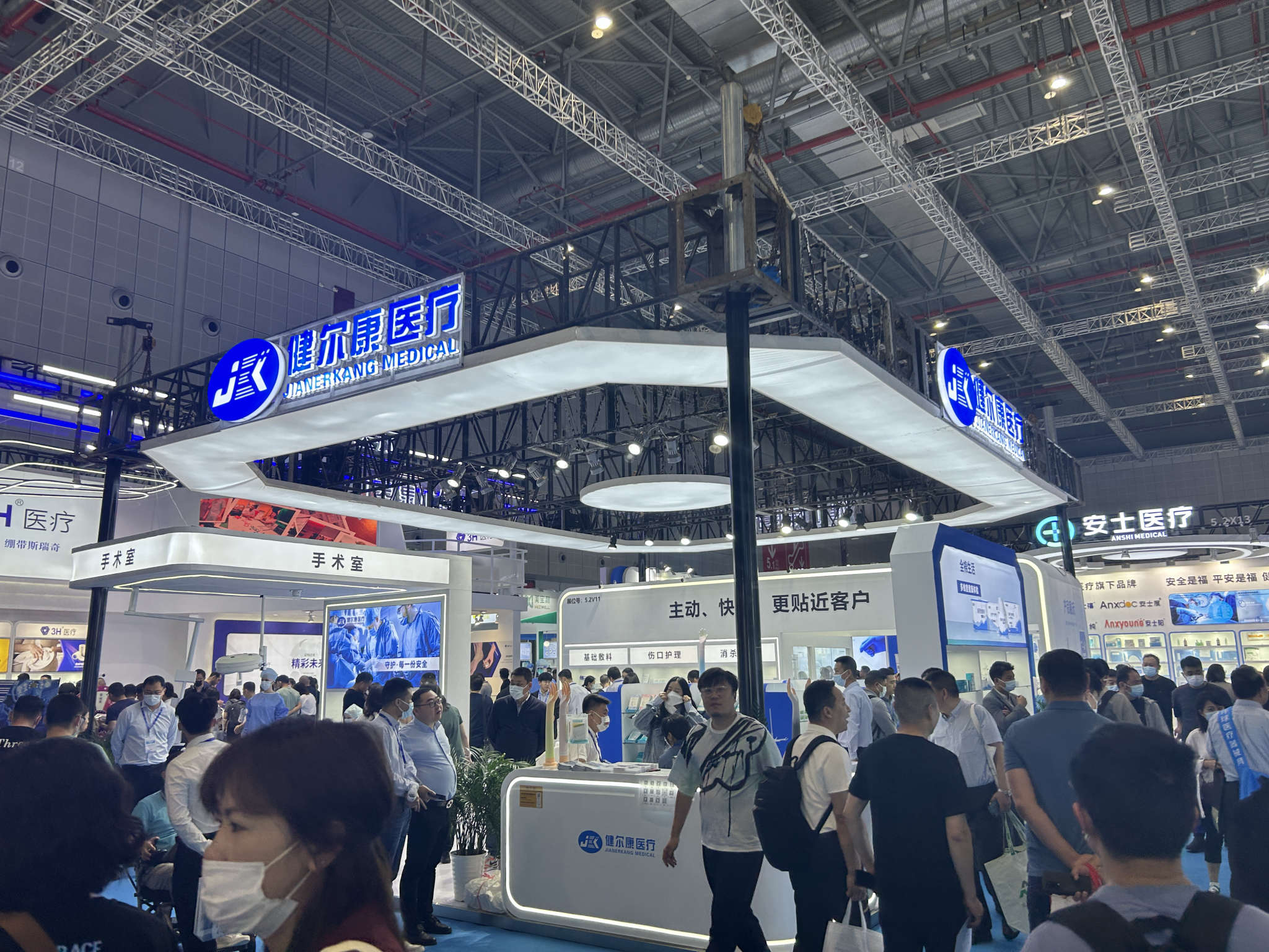 上海展示展台设计｜18米小展位如何靠垂直布局斩获日均800客流？  