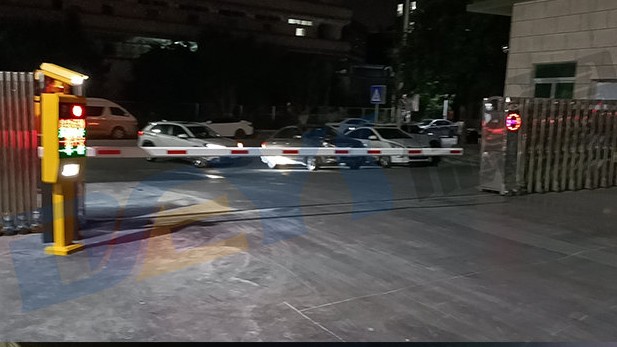 东莞某工业园区车牌识别直杆道闸