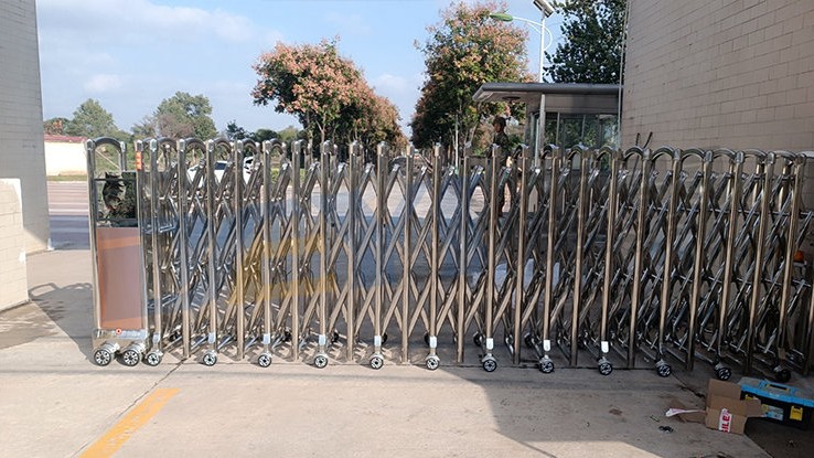 陕西渭南某部队不锈钢伸缩门