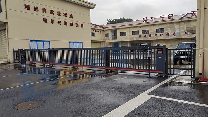 广州某部队单位段滑门加栅栏小门