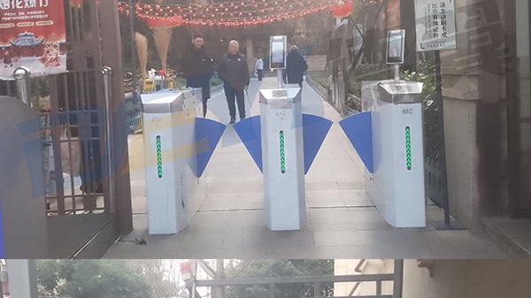 成都某小区出入口翼闸