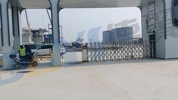 江苏泰州某工地不锈钢电动伸缩门