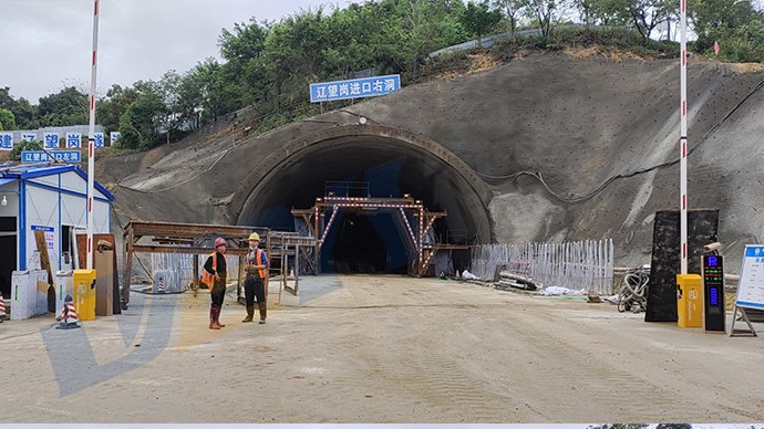 惠州高速路口车牌识别直杆道闸