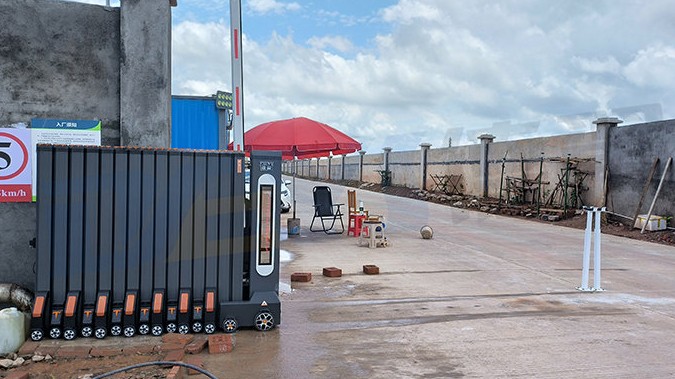 广西梧州某工地门口铝合金伸缩门