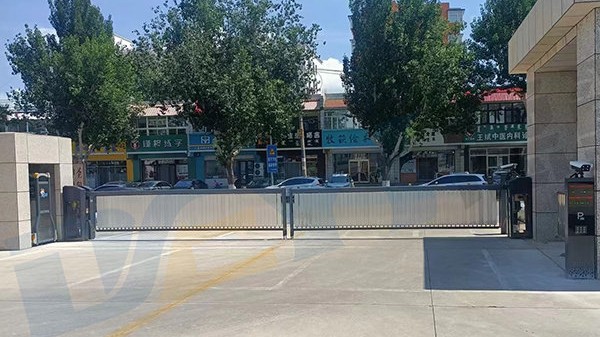 内蒙古兴安盟某单位广告道闸