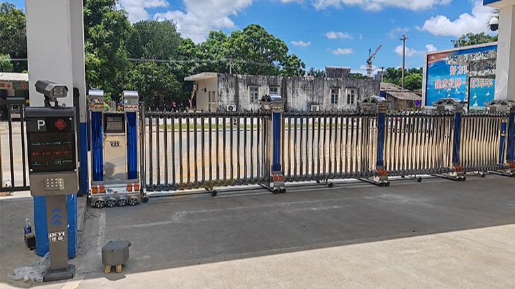 广东湛江某海军部队车牌识别联动伸缩门