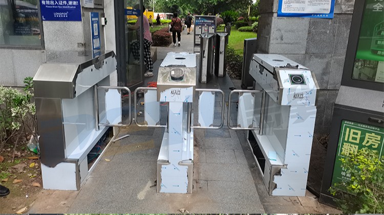 重庆某小区出入口桥式斜角防撞摆闸双通道