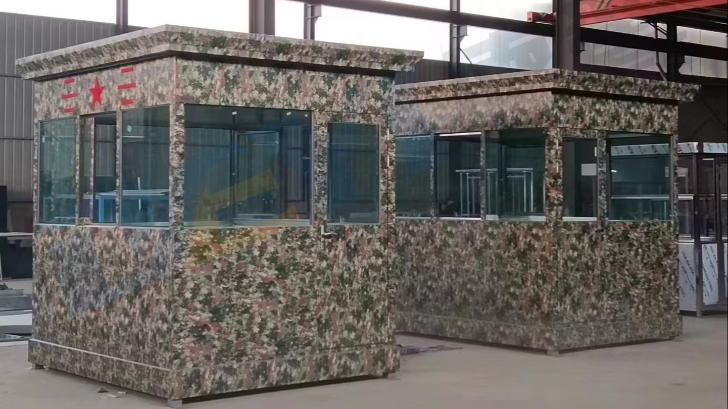 某部队站哨岗亭