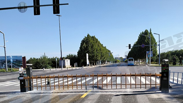 河北保定公交场车站进出口栅栏道闸