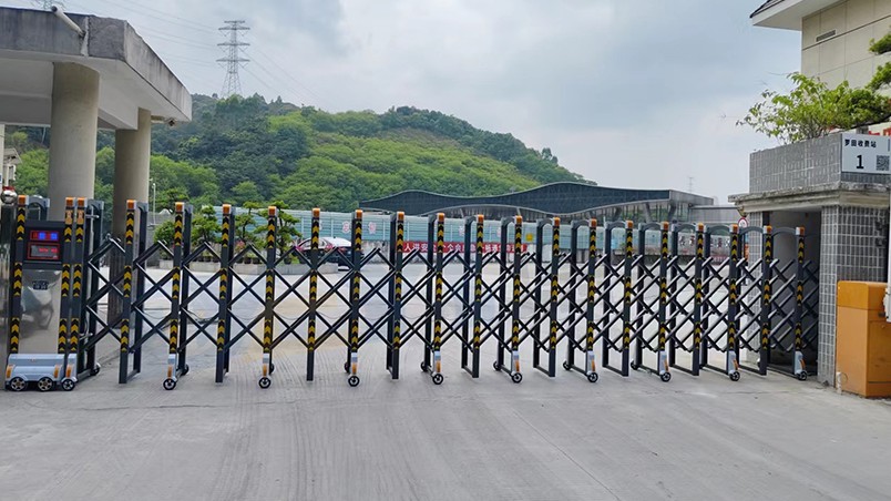 深圳市宝安区罗田收费站 定制反光条铝合金伸缩门
