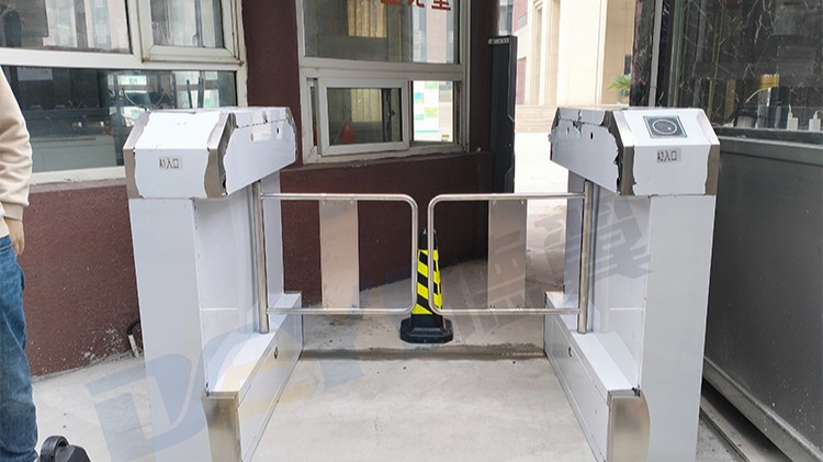 北京某干部旅游管理学院防撞摆闸