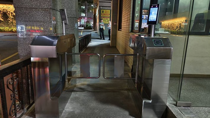 广州市白云区某保密单位人脸识别大摆闸