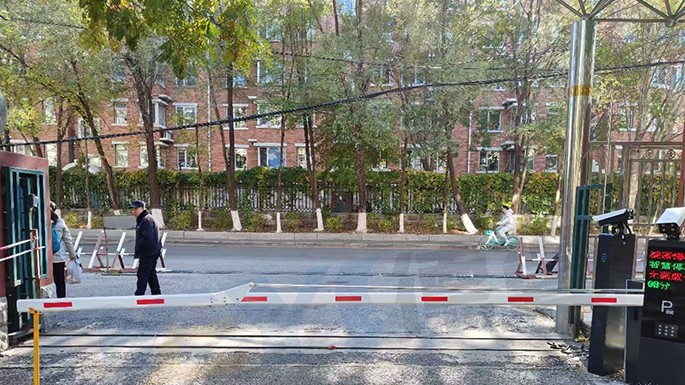 辽宁沈阳某部队车牌识别曲臂道闸