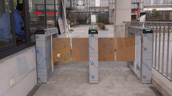 成都双流某工业园区海康威视人脸识别摆闸