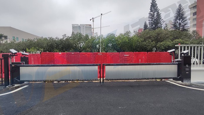 广州黄浦区某工厂安装伸缩门和广告道闸