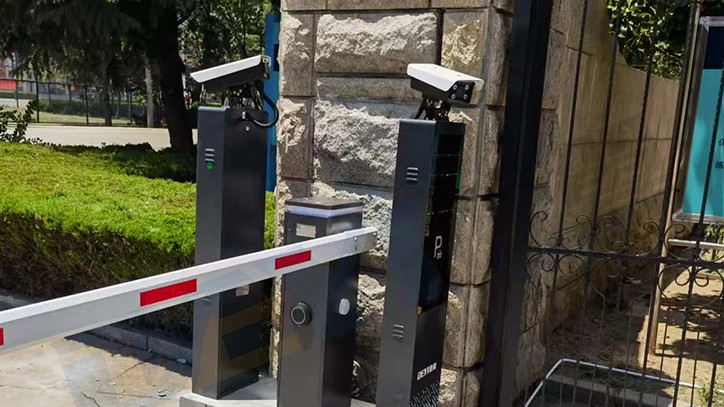 山东潍坊某单位车牌识别直杆道闸