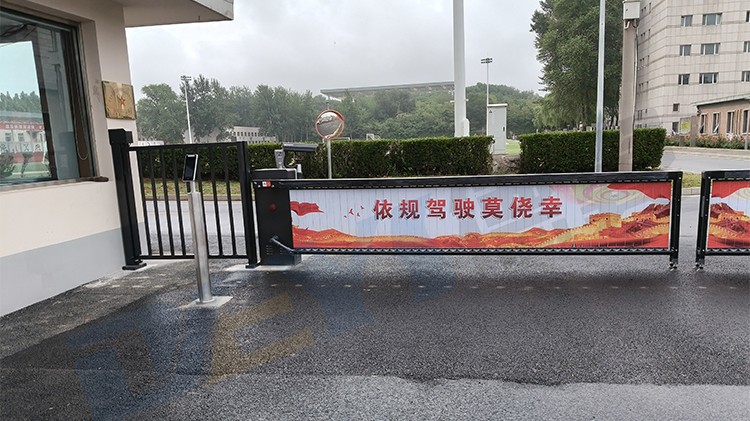 北京某单位广告道闸+人脸识别门禁