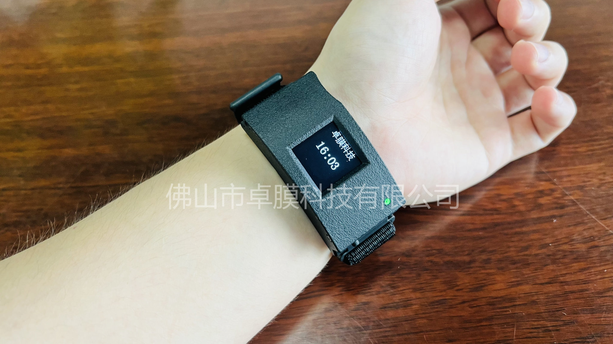 卓膜科技健康手环-实现脉搏波的实时显示和血压精准测量