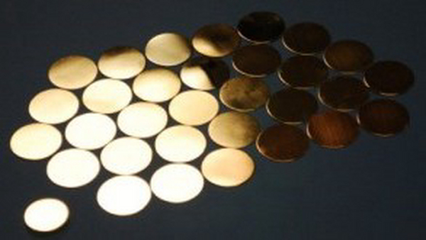 如何测量裸露金属材料的颜色？