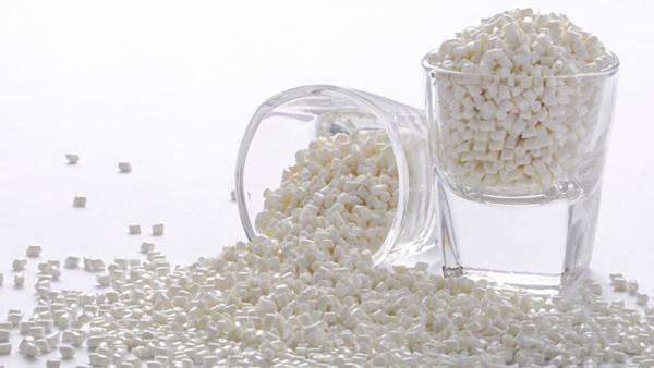 在反射镜面排除模式下测量塑料颗粒是否需要进行玻璃校正？