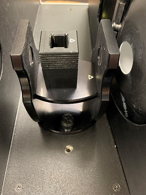 如何确定微量液体透射架的方向？