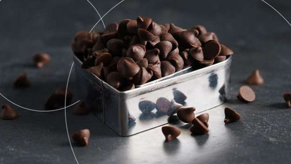 是什么影响了巧克力烘焙片的颜色？