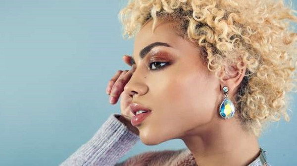 使用分光色度仪开发双色化妆品中的多元色彩