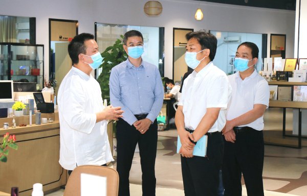 广州开发区管委会副主任顾晓斌一行莅临我司调研考察