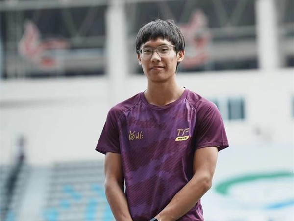 我校晏潇教练培养的田径运动员颜子涵荣获跨栏接力青年组第一名