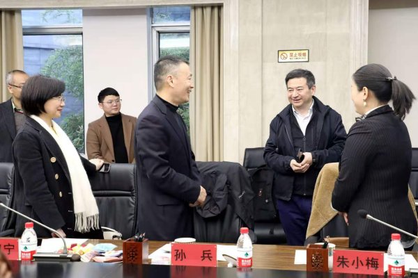 江西通信学会理事长孙兵陪同中富通集团股份有限公司总裁朱小梅与江西科技学院进行了技术交流