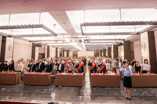 河南注协举办2025年“注册会计师诚信执业30年”纪念章颁发仪式暨新注册人员岗前培训班