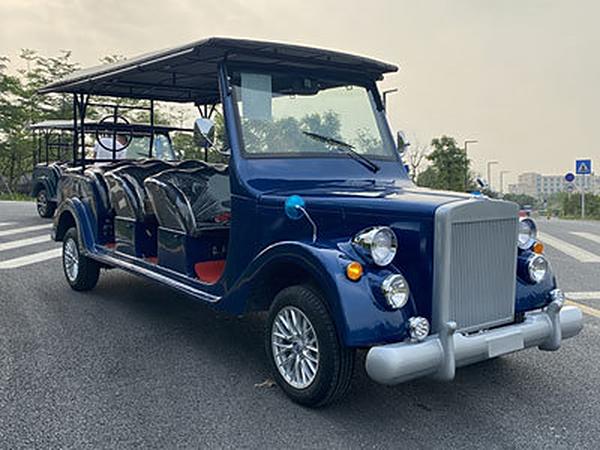 朝阳之下的电动观光车