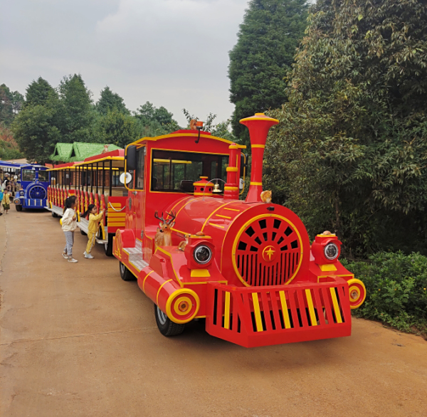 秋高气爽好天气，正是秋游好时节。景区里坐小火车，快乐火车乐无边  游园不惊，人在画中