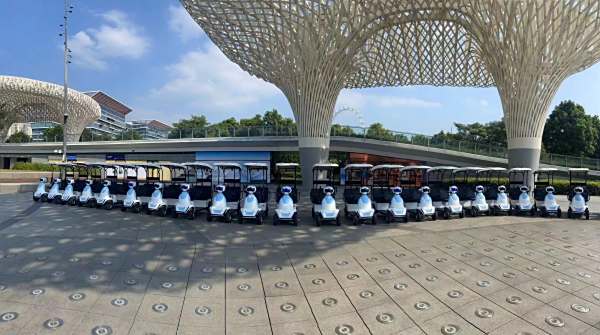 傲虎机器人代步车在深圳华侨城欢乐港湾隆重亮相