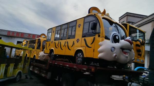 高端定制笑面虎观光车发货现场