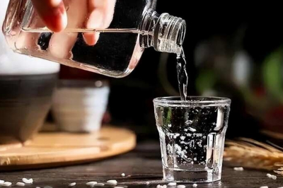 酒桌文化：是社交润滑剂，还是职场枷锁？