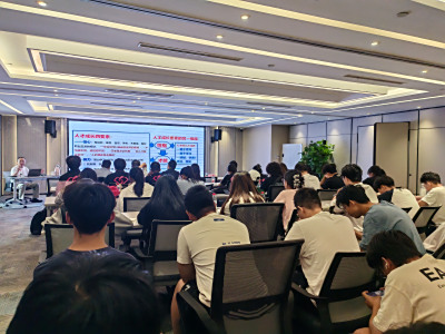 《新员工入职培训：30 天快速融入企业的实战指南》