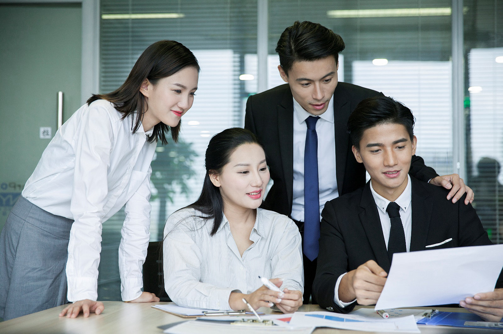 一些人在桌子前
中度可信度描述已自动生成