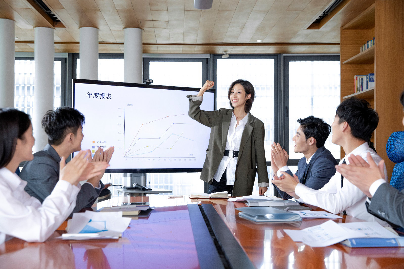 人们在桌子边

描述已自动生成