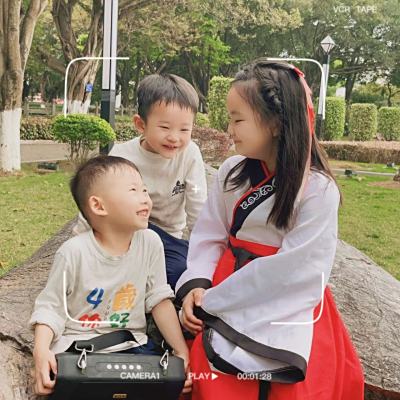 曾因发言困扰的小女孩如今为何有勇气在校园礼堂上发表演讲？