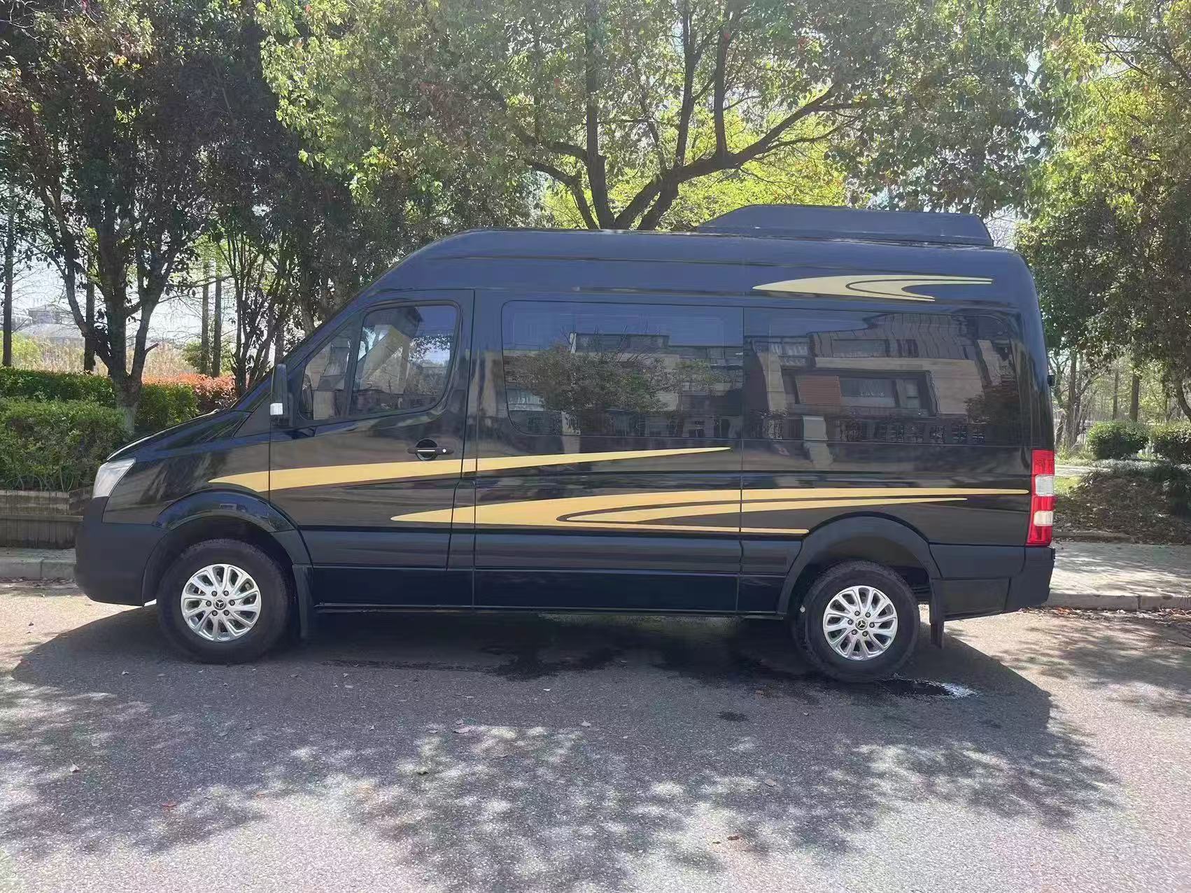 包车驶向远方，为人生开启一段勇敢的旅程