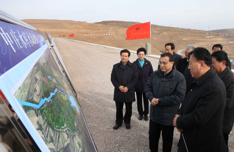 李克强2月1日到宁夏固原市中庄水库考察城乡饮水安全工程建设。该地区以干旱缺水闻名天下，水库建成后将解决113万人饮水问题。总理说，饮水安全不仅是民生工程，也是发展工程，将带动当地城镇化进程。百年大计，质量第一，工程要经得起历史检验。