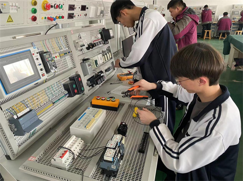 德技双馨 曹妃甸区职教中心圆学生升学就业梦想