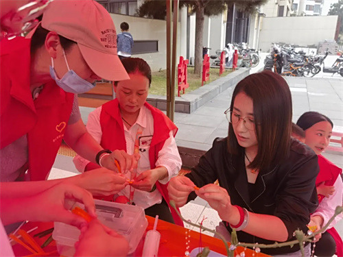 曹妃甸老年开放大学扭扭棒课程点亮“你好，邻居”社区节