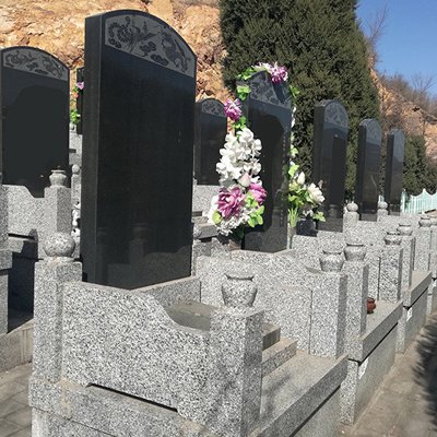 天山陵园立碑
