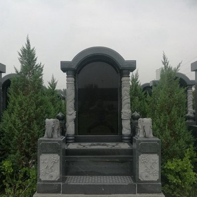 卧龙公墓立碑