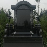 卧龙公墓立碑